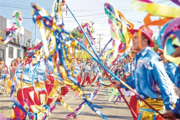 Maior congada do Brasil 7 mil dançarinos em cidade de Goiás Catalão Reconhecida patrimônio nacional, festa expressão da cultura congo