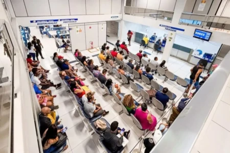 Imagem mostra pessoas aguardando atendimento no INSS