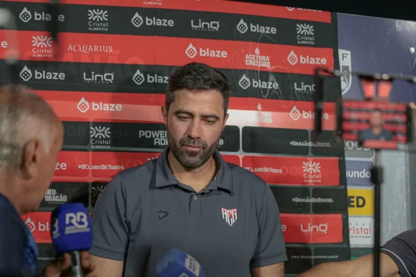 Rafael Lacerda em coletiva no Atlético