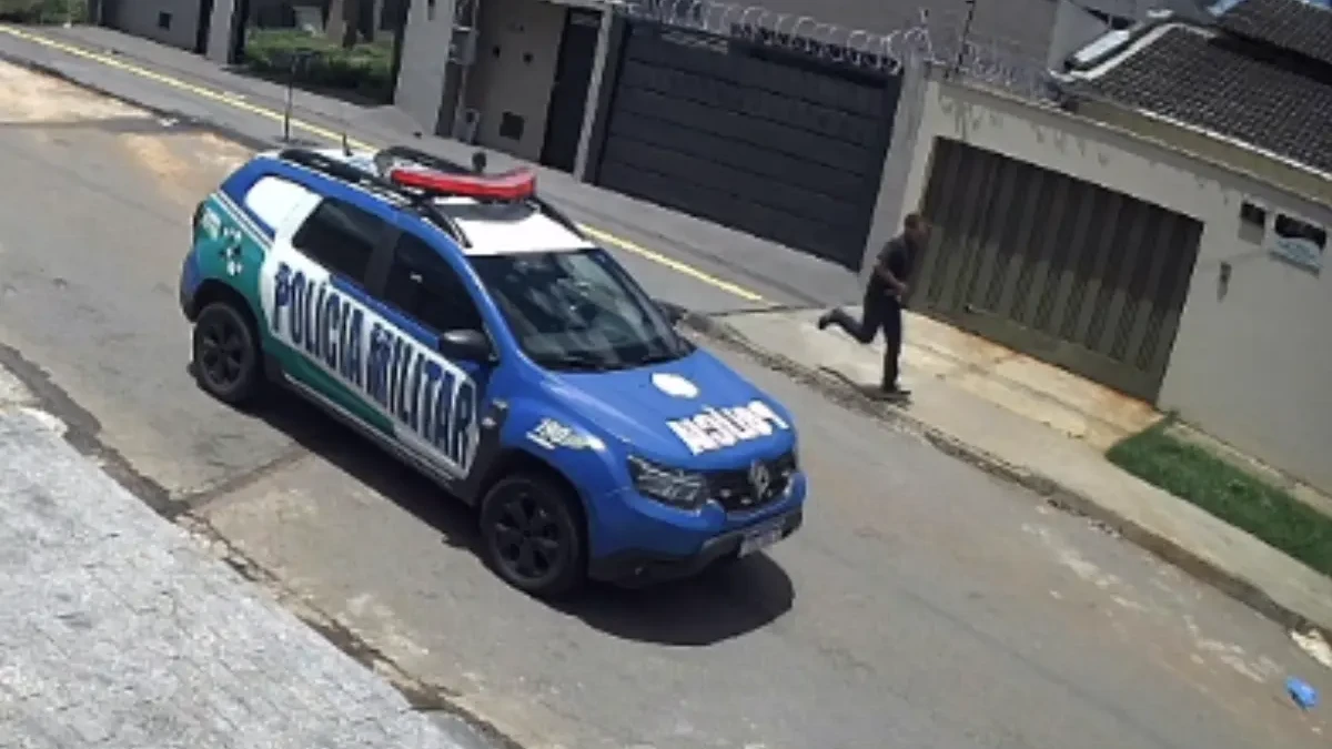 Criminoso invade casa em Aparecida, mas PM chega antes de ele ir embora; vídeo (Foto: Reprodução)