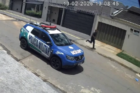 Criminoso invade casa em Aparecida, mas PM chega antes de ele ir embora; vídeo (Foto: Reprodução)