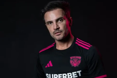 Falcão com a camisa do Nyvelados