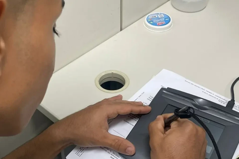 Jovem goiano de 18 anos sem documentos dá entrada no RG e pega ainda este mês