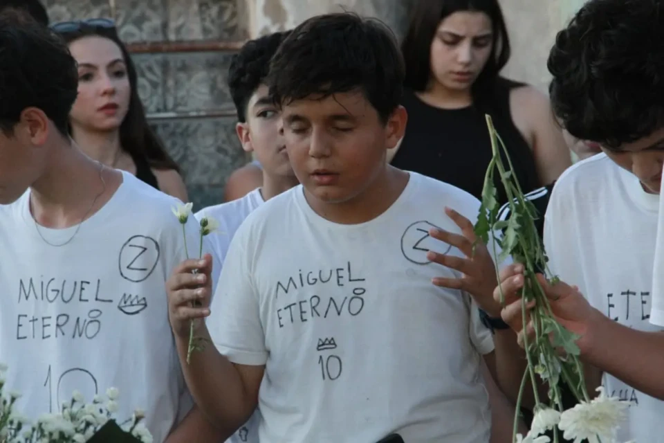 Adolescentes com camisetas em branca com mensagem 