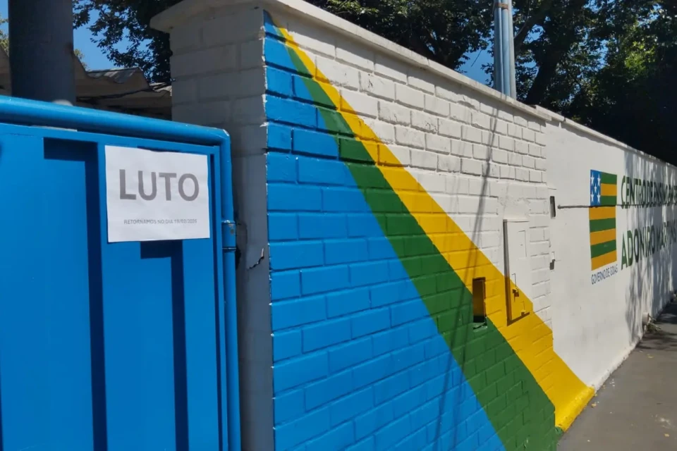 Fachada do Colégio Estadual Adoniro Martins de Andrade com placa de luto
