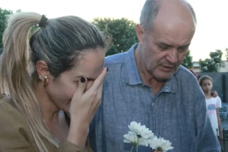 Mulher chora ao lado de um homem idoso triste