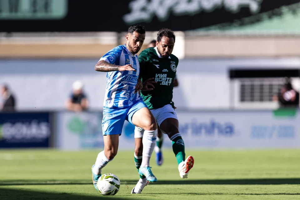 Goiás confirma favoritismo, vence o Crac e avança no Goianão