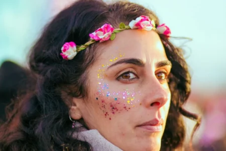 Como tirar o glitter do corpo? Três produtos funcionam melhor (Foto: Pexels)