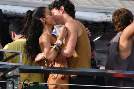 Fãs ficam com inveja de romance entre Shawn Mendes e Bruna Marquezine no carnaval (Foto: Claudio Cavalheiro/ Brazil News)