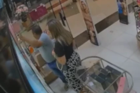 Casal é preso pelo furto de jaqueta e perfume em shopping de Goiânia (Foto: Reprodução)