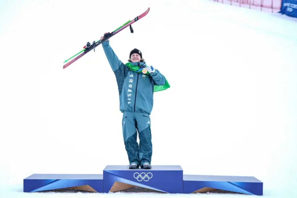 Lucas Pinheiro Braathen durante pódio nas Olimpíadas de Inverno