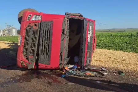 Carreta de soja tomba sobre carro e mata motorista na BR-452, em Santa Helena (Foto: Reprodução)