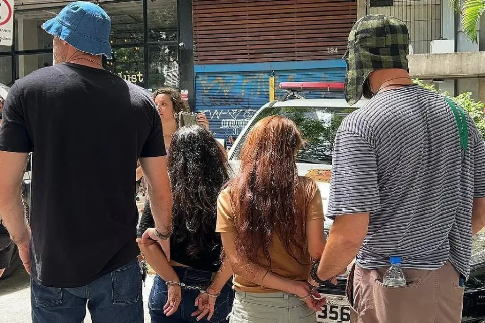 Policiais fantasiados de Chaves prendem suspeitos em blocos; vídeo Equipes flagraram tráfico, receptação e posse de entorpecentes