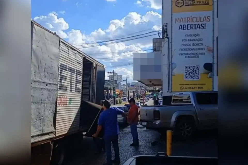Imagem da retirava de móveis