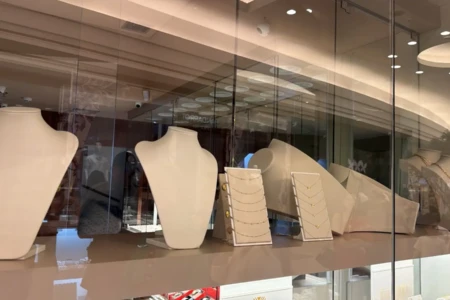 Ladrão leva R$ 500 mil após passar noite em joalheria de shopping em Goiânia Crime aconteceu no Passeio das Águas Shopping