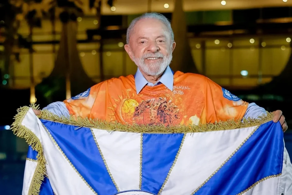 Oposição anuncia pedido de inelegibilidade contra Lula por desfile de Carnaval Flavio Bolsonaro e partido NOVO entrarão com processo no TSE