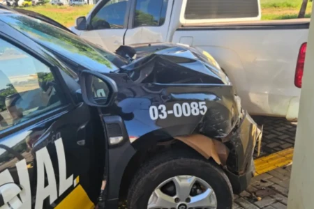 Viatura da Polícia Penal bateu contra uma caminhonete - (Foto: reprodução/PCGO)