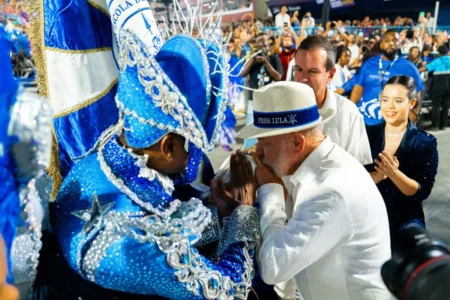 Desfile sobre Lula teve deboche criminoso contra fé cristã, diz presidente da frente evangélica Michelle Bolsonaro cobrou frente evangélica
