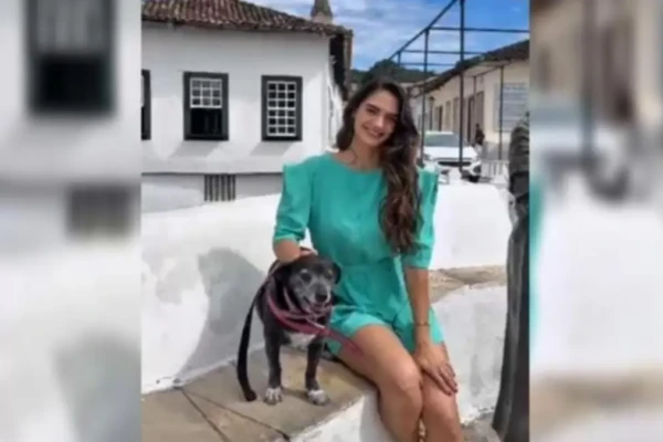 Jornalista e produtora cultural Gabriela Benunes com a cachorrinha Neguinha - (Foto: arquivo pessoal)