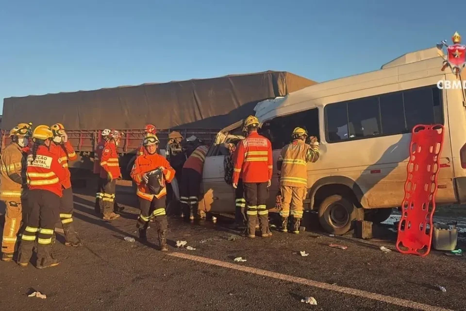 Van que se acidentou na BR-020 operava de forma irregular, diz ANTT