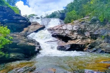 Menina que se afogou em cachoeira de Pirenópolis segue internada em estado grave