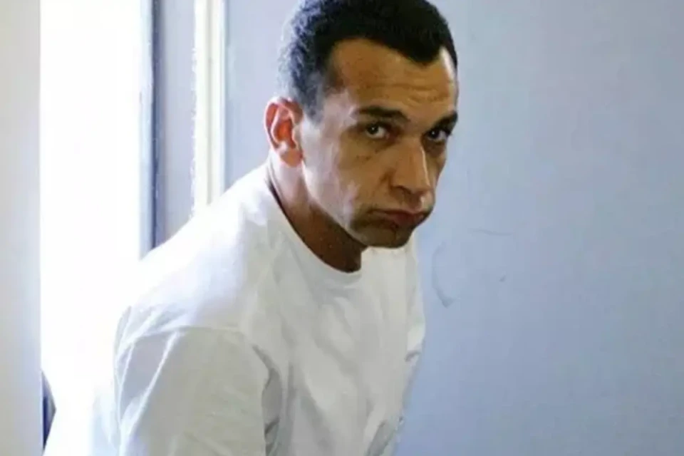 Marcola, líder máximo do PCC, sendo escoltado - (Foto: reprodução/Agência Brasil)