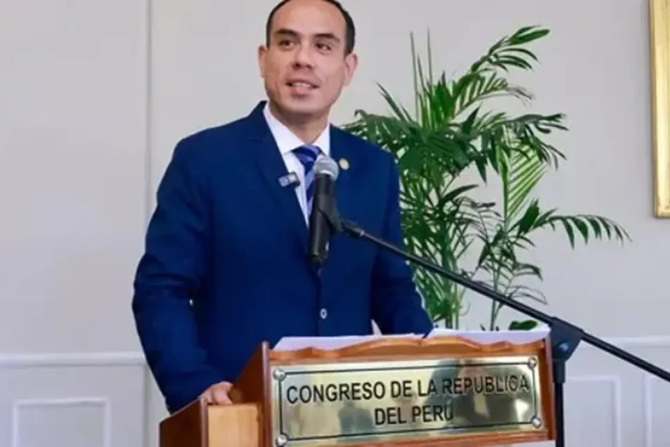 Congresso do Peru derruba presidente e declara cargo vago às vésperas das eleições