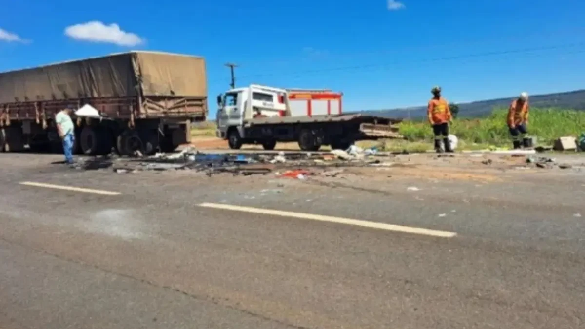 Destroços da van, que bateu contra o caminhão - (Foto: reprodução/CBM-DF)