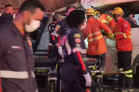 Motorista de van afirmou em depoimento que viu a carreta, mas não conseguiu desviar a tempo