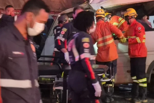 Motorista de van afirmou em depoimento que viu a carreta, mas não conseguiu desviar a tempo