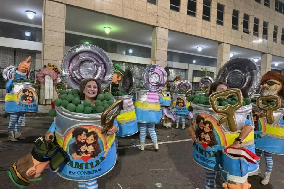 'Família em conserva': Evangélicos reagem à ala de escola que homenageou Lula no Carnaval Acadêmicos de Niterói neoconservadorismo
