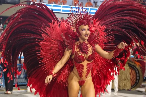 Ex de Zé Felipe não aguentou peso da fantasia Virginia Fonseca é vaiada e tem problema com tapa-sexo durante desfile da Grande Rio; vídeo