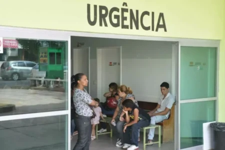 Imagem mostra pessoas em busca de atendimento na rede pública de saúde