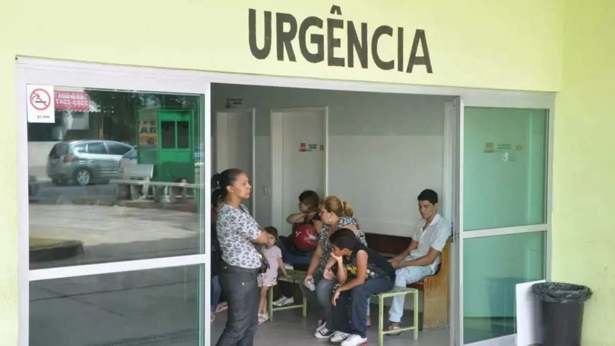 Imagem mostra pessoas em busca de atendimento na rede pública de saúde