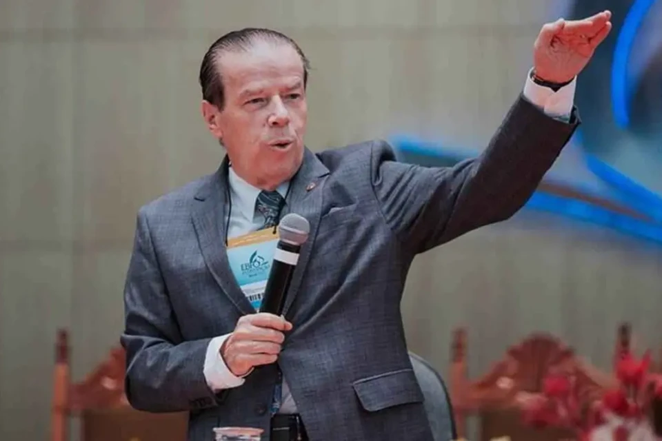 Pastor diz que integrantes de escola do Rio que homenageou Lula terão câncer na garganta neoconservadores em conserva evangélicos