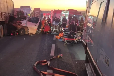 Adesivo em van que bateu em carreta na BR-020 dizia: 'Patrão mandou tocar a noite toda' (Foto: CBMDF)