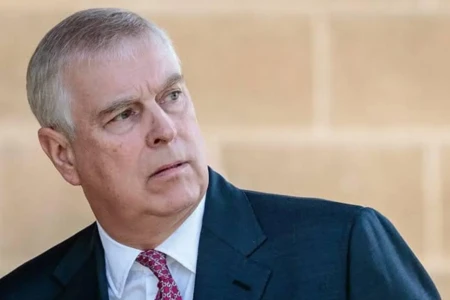 Príncipe Andrew é preso no dia do aniversário após investigação ligada ao caso Epstein Polícia mantém membro da realeza sob custódia