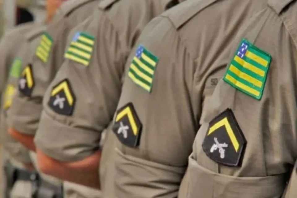 Imagem mostra policiais militares enfileirados