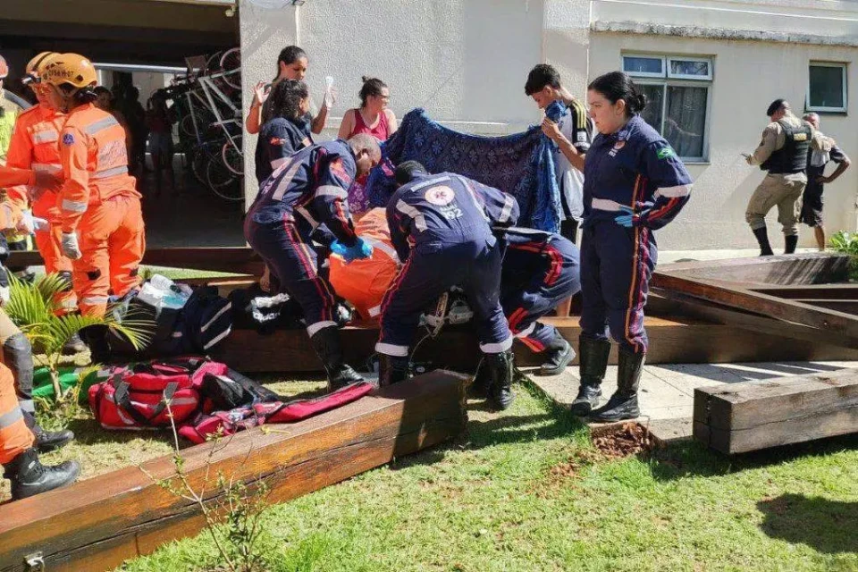 Criança de 10 anos morre após pergolado de condomínio desabar em Belo Horizonte Estrutura de madeira caiu sobre crianças que brincavam