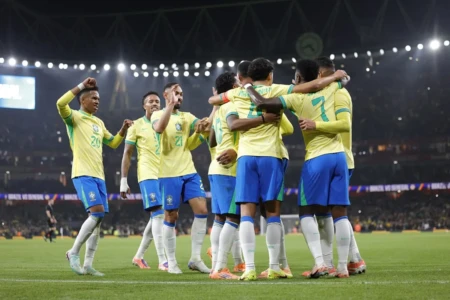Jogadores da seleção brasileira durante amistoso