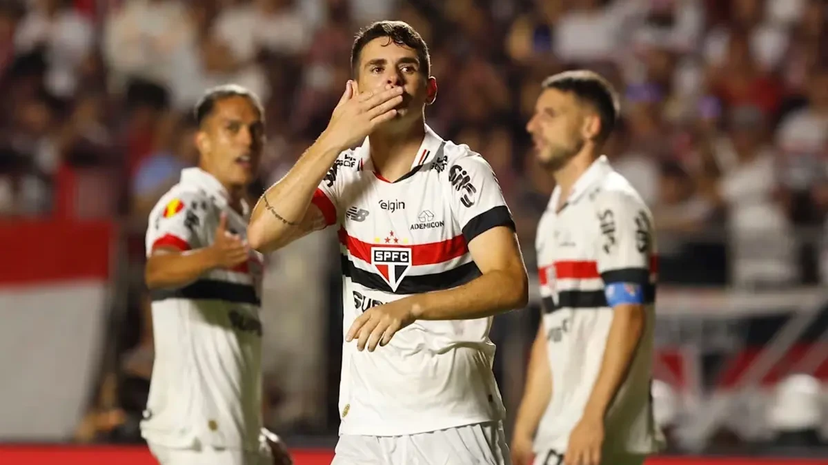 Oscar durante partida pelo São Paulo