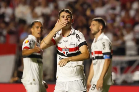 Oscar durante partida pelo São Paulo