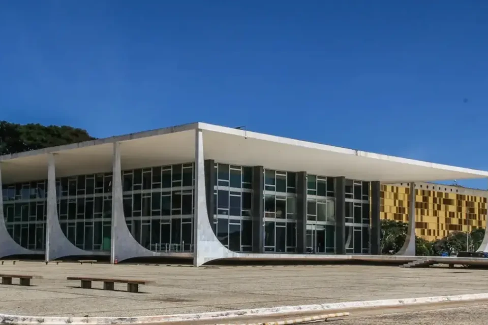 STF dá 48h para tribunais explicarem pagamentos acima do limite a juiz