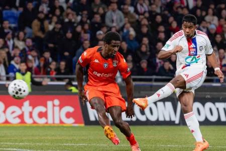 Endrick em partida pelo Lyon