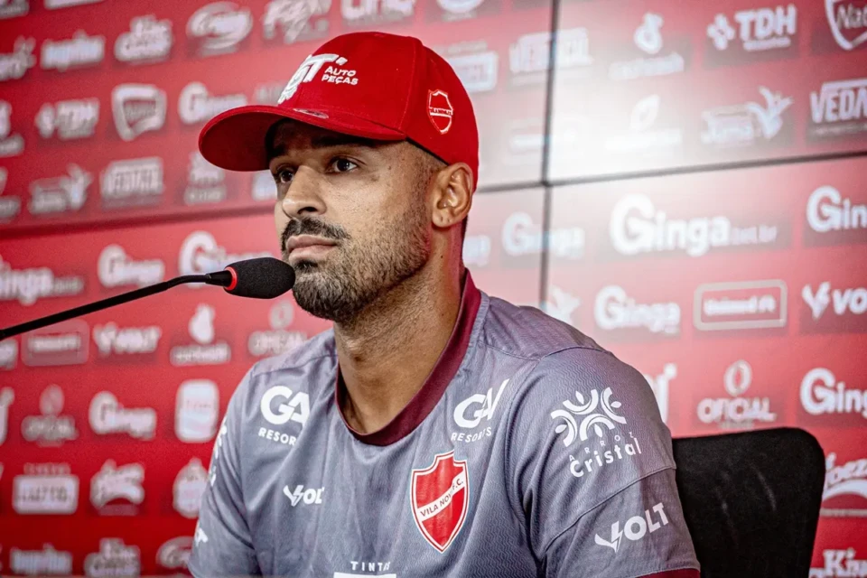 Dellatorre em coletiva no Vila Nova