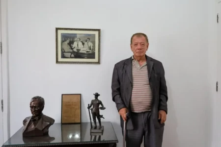 Luiz Carlos Teixeira Bahia, guia do Museu Pedro Ludovico e neto do fundador de Goiânia - (Foto: Thiago Silva/ Secult Goiás)