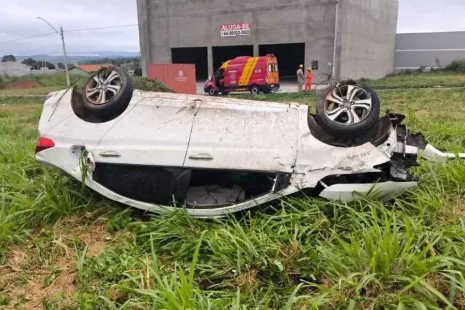 Imagem do carro capotado