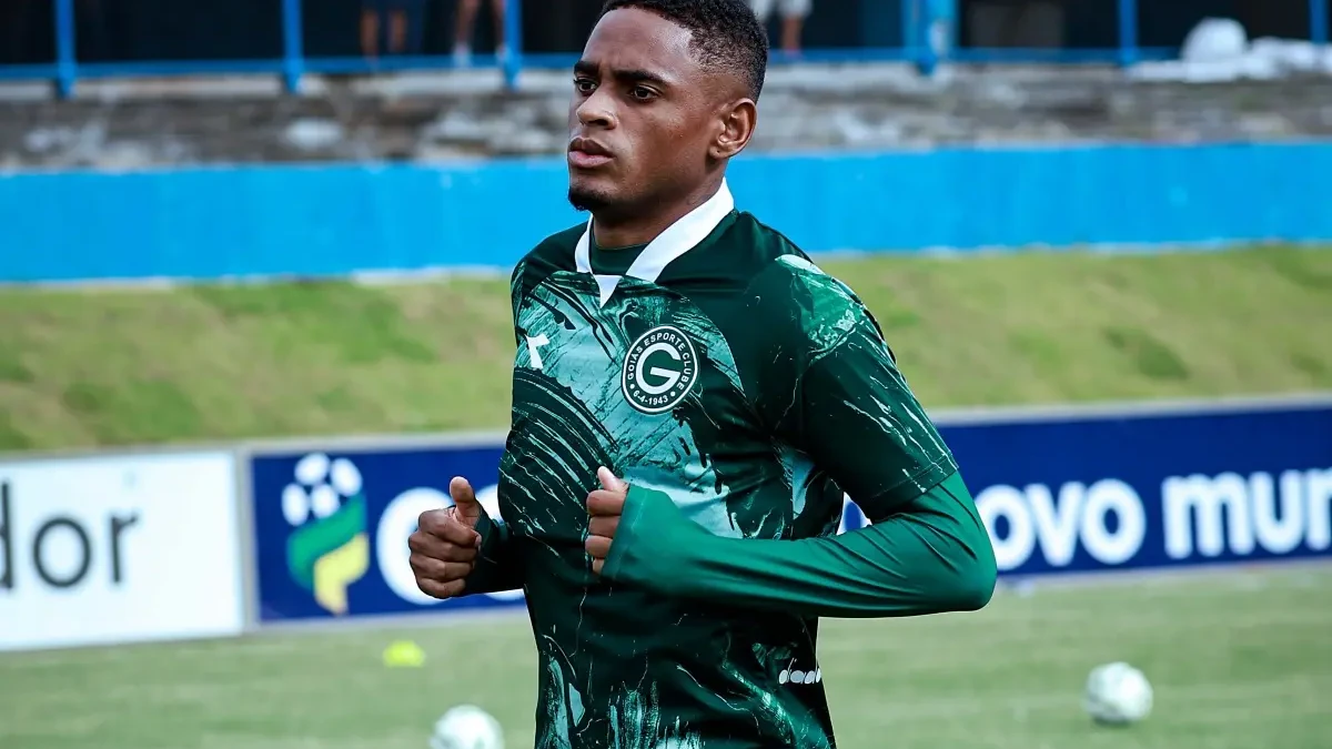 Jajá com a camisa do Goiás