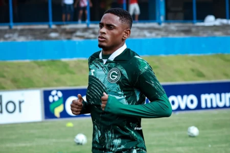 Jajá com a camisa do Goiás