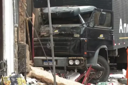 Caminhão desgovernado atinge barracas e museu no Centro Histórico de Salvador; vídeo Veículo falha nos freios no Largo do Pelourinho